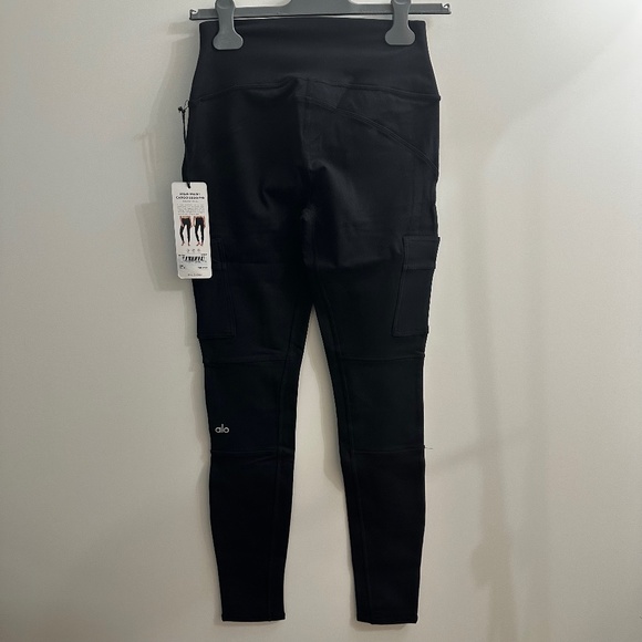 ALO Yoga Cargo Legging - Picture 5 of 5